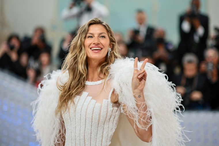 Gisele Bündchen Walks Met Gala Red Carpet Solo After Tom Brady Split