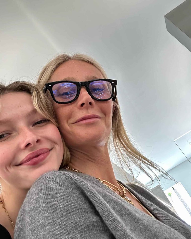 gwyneth paltrow mom and daughter        <h3 class=