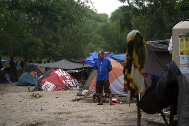 Un hombre permanece a la espera en un campamento improvisado a la orilla del río Bravo este viernes 12 de mayo, mientras le llega su turno para cruzar a Estados Unidos desde Matamoros, México.