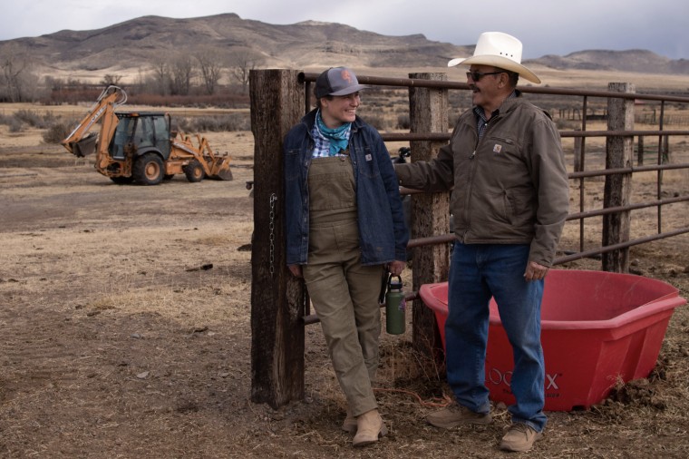 John Mestas y su hija Angie se encuentran entre cientos de propietarios de pozos en el Valle de San Luis de Colorado que participan en un estudio sobre la sequía y la calidad del agua.