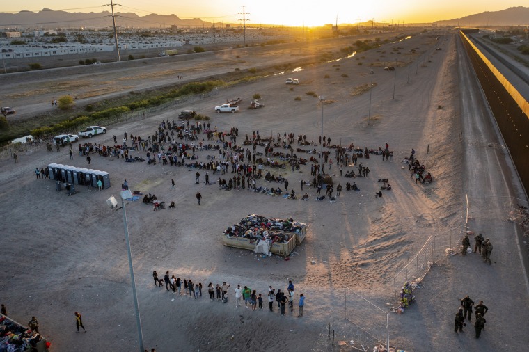 Decenas de migrantes esperaban a ser procesados por agentes fronterizos en El Paso, Texas, este jueves 12 de mayo en las horas previas al fin del título 42. 