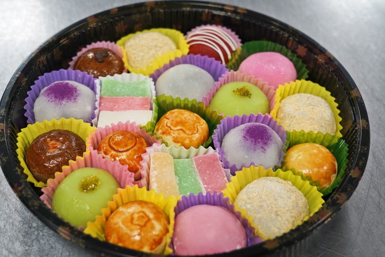 What is mochi and why is it important to Japanese culture?
