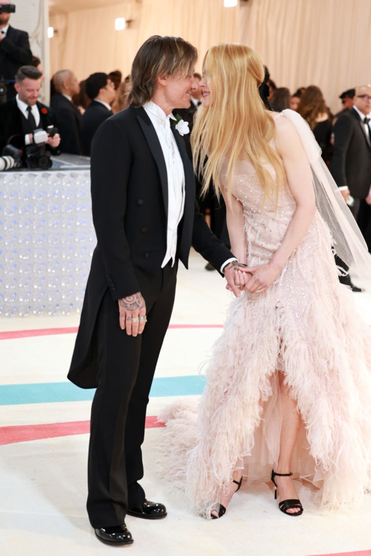 Nicole Kidman And Keith Urban Cuddle Up On 2023 Met Gala Red Carpet