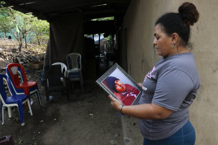 Norma Espinoza miraba el retrato de su hijo Ángel Maradiaga en su casa en Olanchito, Honduras, el 13 de mayo de 2023. 