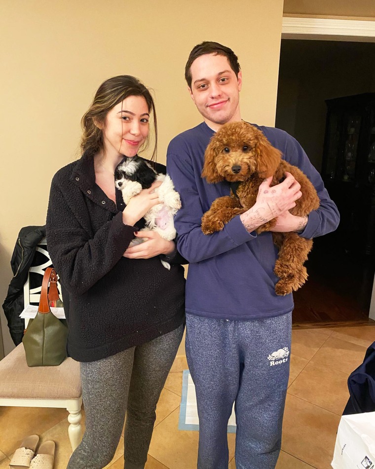 Pete Davidson pleure la mort du chien de la famille dans une note sincère: 