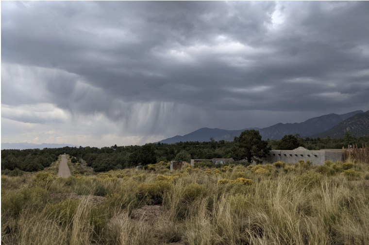 Una tormenta golpea las montañas Sangre de Cristo en septiembre de 2022. El deshielo y lluvia en la cordillera drenan hacia el Valle de San Luis en Colorado, reponiendo los acuíferos.