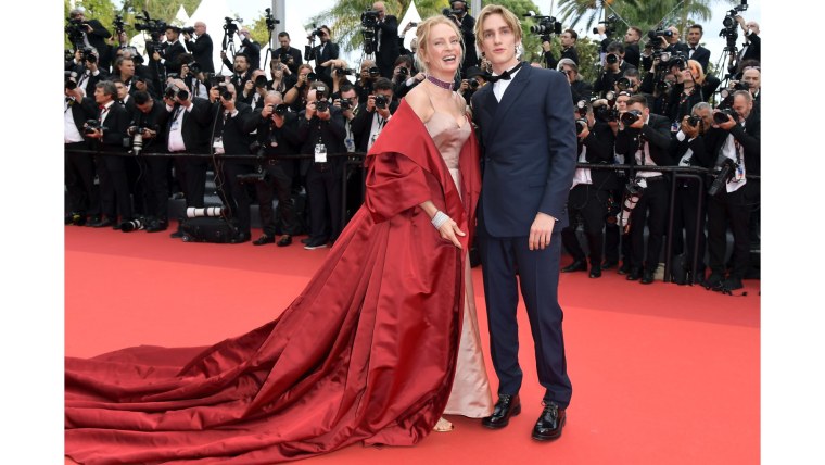 Uma Thurman y Levon Roan Thurman-Hawke en la alfombra roja del Festival de Cannes 2023.