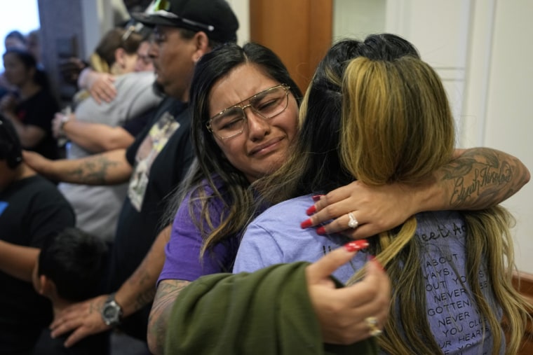 Familiares de las víctimas de la masacre de Uvalde reaccionan después de que una comisión de la Cámara de Representantes de Texas votara a favor de aceptar un proyecto de ley para limitar la edad de los compradores de fusiles estilo AR-15 en Austin, Texas, el lunes 8 de mayo de 2023.