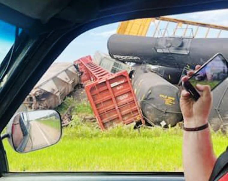 Descarrilaron unos 27 coches, algunos de los cuales transportaban líquido inflamable NOS.