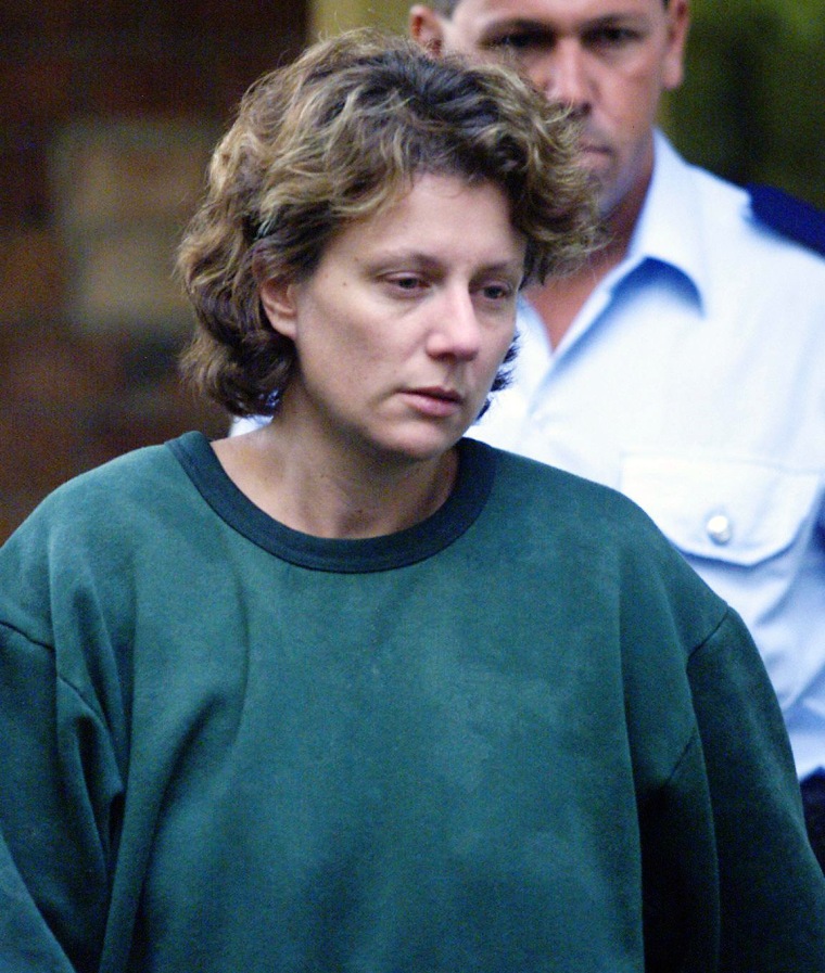 Kathleen Folbigg saliendo de Maitland Court después de que se le negara la libertad bajo fianza, 22 de marzo de 2004.