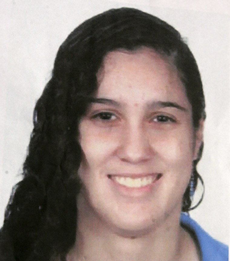 En esta foto sin fecha del Registro Nacional de Identidad de Perú, vemos a Stephany Flores.  La policía peruana confirmó el miércoles 2 de junio de 2010 que Joran van der Sloot, un joven holandés previamente arrestado por la desaparición en 2005 de la adolescente de Alabama Natalee Holloway, es buscado por el asesinato de Flores, de 21 años, el 30 de mayo.  (Foto AP/Registro Nacional de Identificación y Estado Civil)