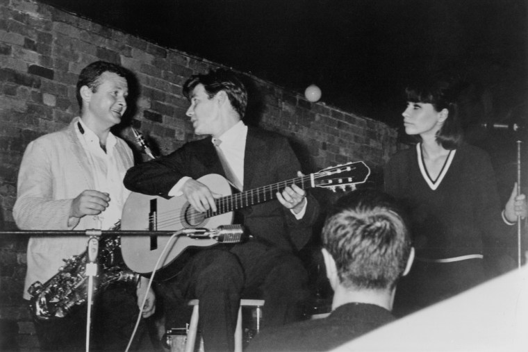 El saxofonista de jazz Stan Getz, a la izquierda, el guitarrista Antonio Carlos Jobim y la cantante Astrud Gilberto actúan en el Café Au Go Go alrededor de 1964 en la ciudad de Nueva York.