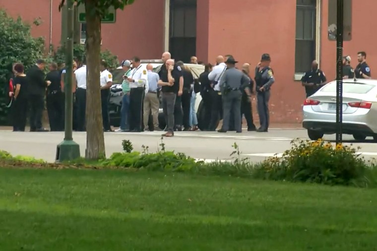 La policía en la escena de un tiroteo en el campus de la Universidad Virginia Commonwealth en Richmond, Virginia, el 6 de junio de 2023.