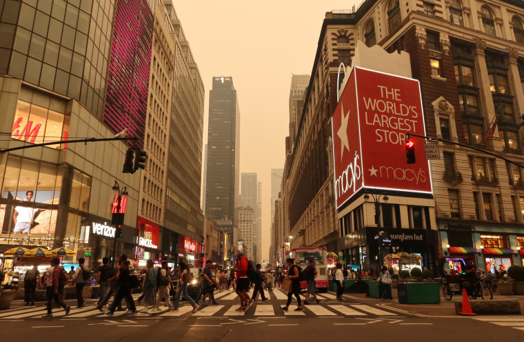 Humo espeso envuelve Midtown Manhattan en Nueva York