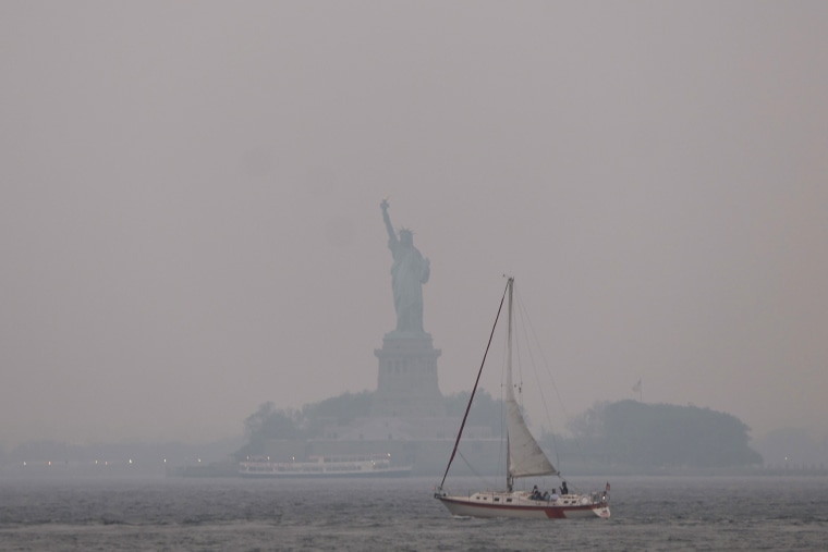 Air Quality Alert: Videos capture smoke from Canadian wildfires as it  engulfs NYC in haze - ABC7 New York