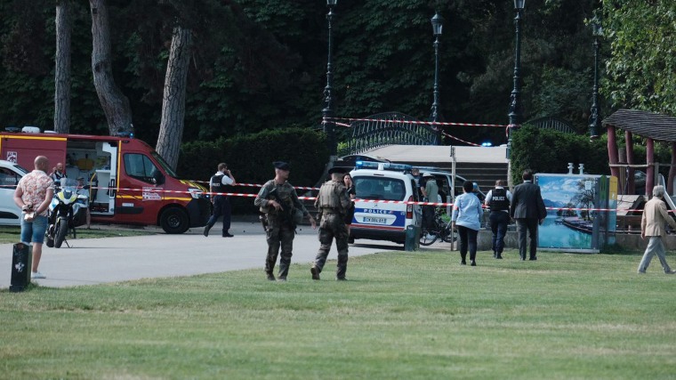 8 children stabbed in knife attack in france