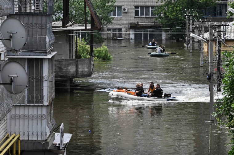 Ucrania y Rusia se han acusado mutuamente de bombardear la región de Kherson afectada por las inundaciones el 8 de junio de 2023, incluso cuando los rescatistas se apresuraron a salvar a las personas atrapadas después de que se destruyera una presa controlada por la policía.Rusia desató un torrente de agua. 