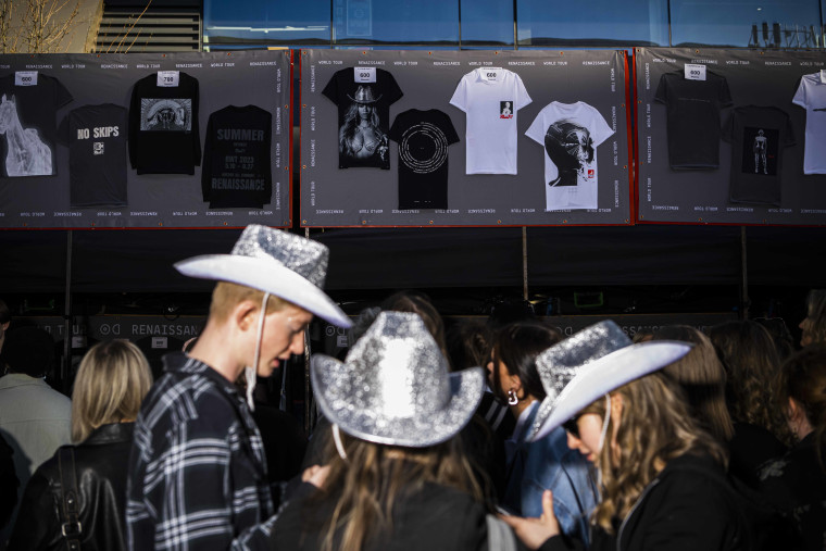 Fans of US musician Beyonce queue to buy merchandise at the Fri