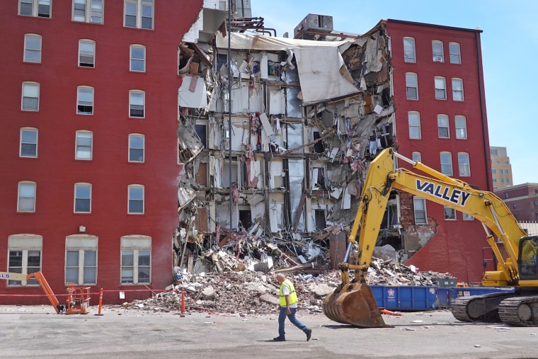 Image: Six-Story Apartment Building Partially Collapses In Davenport, Iowa