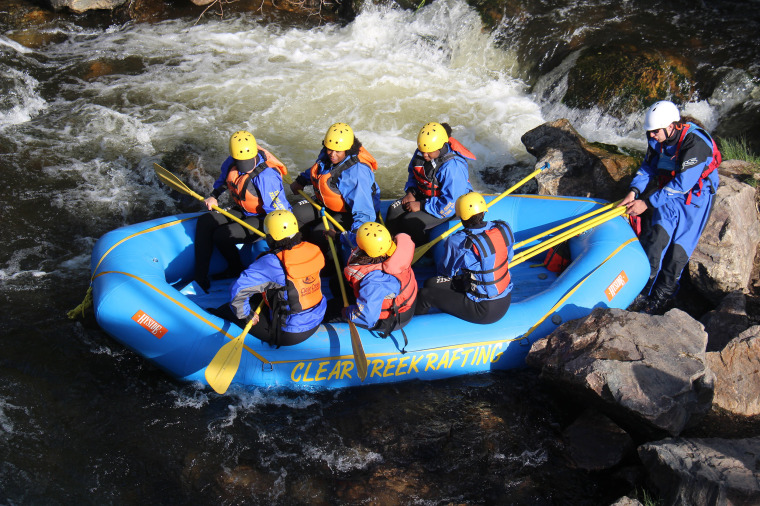 اعضای Vibe Tribe Adventures در Clear Creek Rafting Co. در آیداهو اسپرینگز، کولو. 