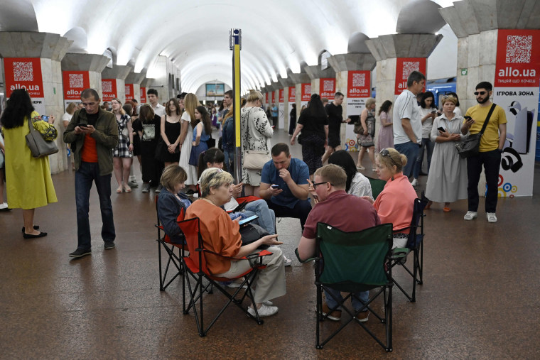 Yerli sakinlər Rusiyanın raket hücumu zamanı Kiyevin mərkəzindəki metro stansiyasına sığınırlar