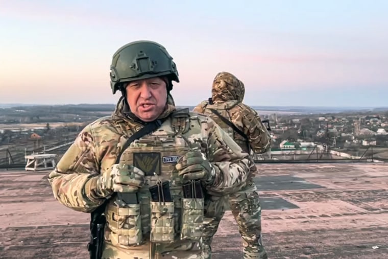 ARCHIVO - En esta foto tomada de un video publicado por el servicio de prensa de Prigozhin el viernes 3 de marzo de 2023, Yevgeny Prigozhin, propietario de la compañía militar Wagner Group, se dirige al presidente ucraniano Volodymyr Zelenskyy pidiéndole que retire las fuerzas ucranianas restantes de Bakhmut para salvar sus vidas. , en un lugar no especificado en Ucrania.  Las críticas de Prigozhin a los altos mandos militares contrastan marcadamente con más de dos décadas de un régimen rígidamente controlado por el presidente Vladimir Putin sin signos de luchas internas entre sus principales lugartenientes. 