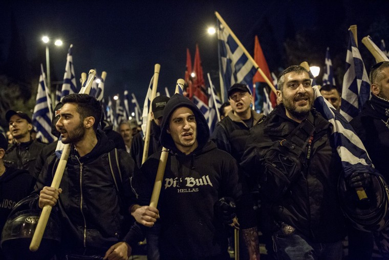 Partidarios del partido neonazi Amanecer Dorado durante un mitin en Atenas el 5 de marzo de 2018.