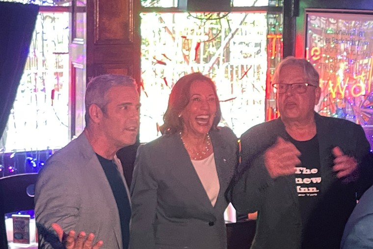 La vice-présidente Kamala Harris à l'intérieur de Stonewall à New York lundi.