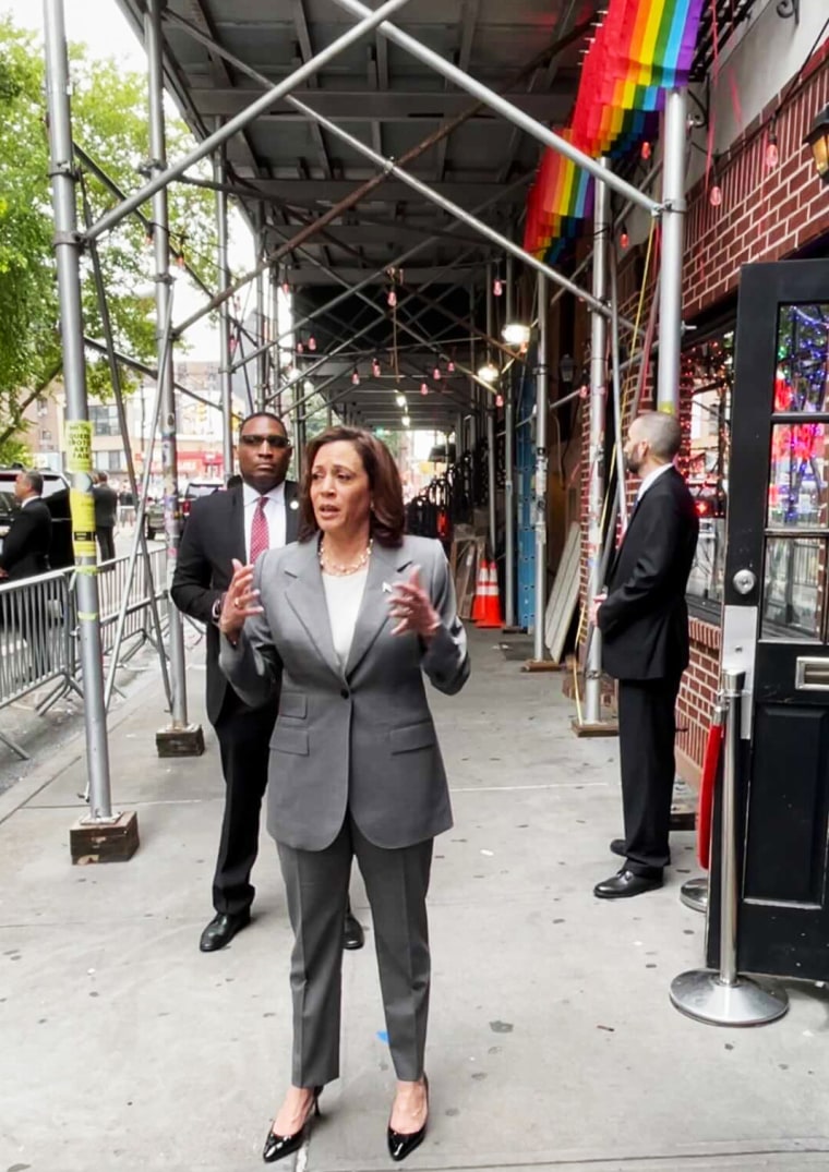 La vice-présidente Kamala Harris à l'extérieur de Stonewall le lundi 26 juin 2023.