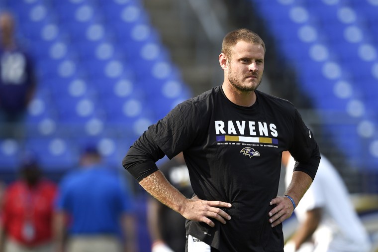 El mariscal de campo de los Baltimore Ravens, Ryan Mallett, de pie en el campo antes de un partido de pretemporada de la NFL contra los Buffalo Bills, el sábado 26 de agosto de 2017, en Baltimore.