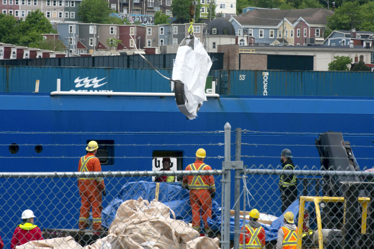 Les débris du submersible Titan, récupérés du fond océanique près de l'épave du Titanic, sont déchargés du navire Horizon Arctic à la jetée de la Garde côtière canadienne à St. John's, Terre-Neuve, le mercredi 28 juin 2023.