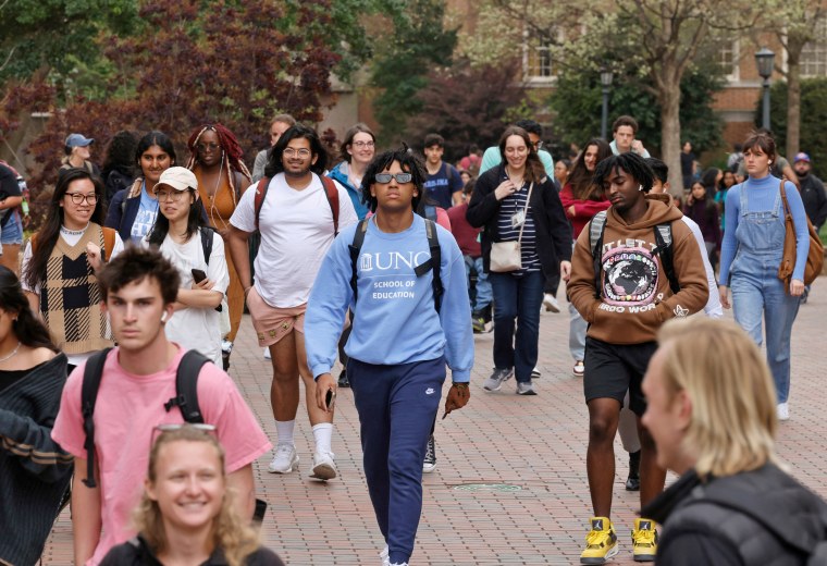 Sinh viên Đại học Bắc Carolina đi qua khuôn viên ở Chapel Hill vào ngày 28 tháng 3 năm 2023.