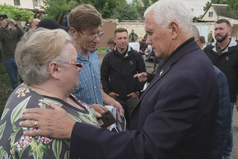 Pence habló con los residentes de Irpin durante una visita sorpresa a Ucrania el jueves.