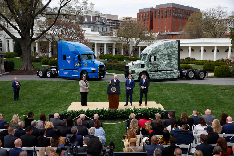 Le président Joe Biden prononce un discours sur son "Trucking Action Plan" sur la pelouse sud de la Maison Blanche en 2022.