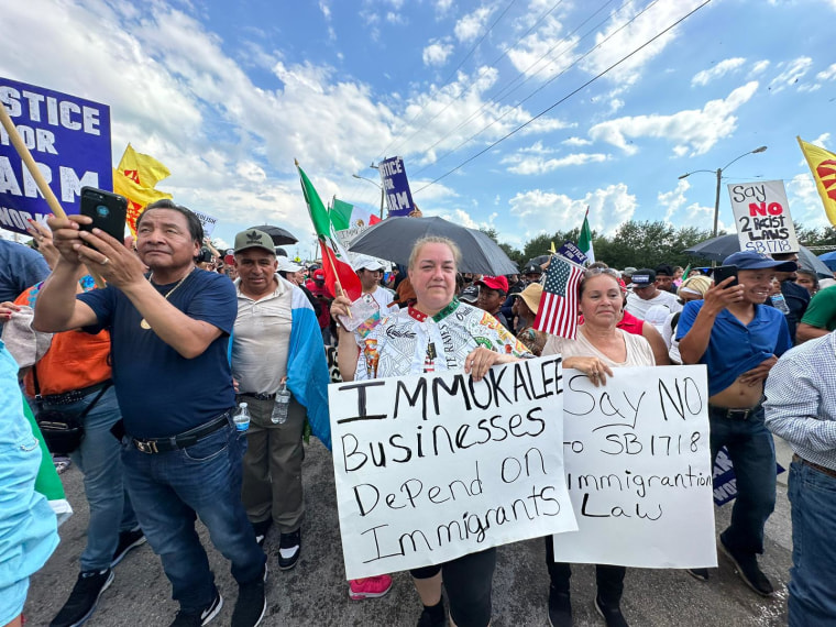 Inmigrantes y activistas protestan en Immokalee, Florida, con un paro laboral y una marcha contra las políticas de Ron DeSantis, gobernador y candidato a las primarias republicanas.