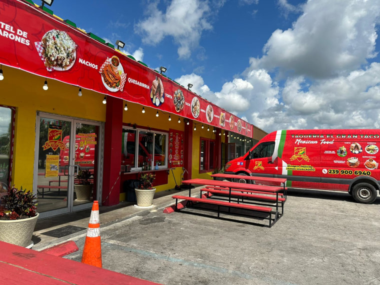 Negocios latinos cerrados en Immokalee, Florida, este 1 de junio. 