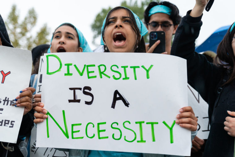 Un grupo de estudiantes reclama frente a la Corte Suprema que siga activa la acción afirmativa para garantizar la diversidad en las universidades, el 31 de octubre de 2022 en Washington, D.C.