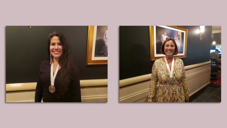 Dos fotografías puestas lado a lado de las chefs Natalia Vallejo (puertorriqueña representando a Cocina al Fondo en San Juan) y Marissa Tapia (de ascendencia mexicana y representando a Yoli Tortillería en Kansas City, Missouri) con medallas de la Fundación James Beard