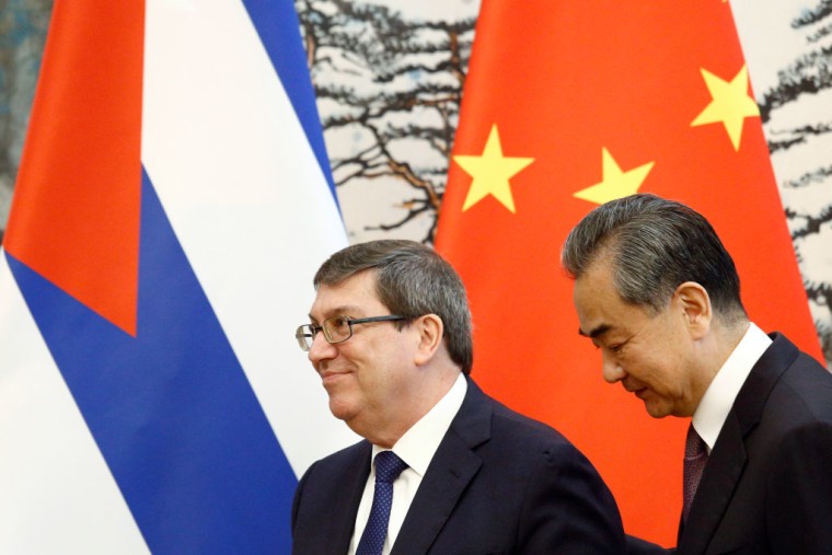 El ministro chino de Exteriores Wang Yi y su contraparte cubana, Bruno Rodríguez, en una reunión en 2019 en Beijing, China.