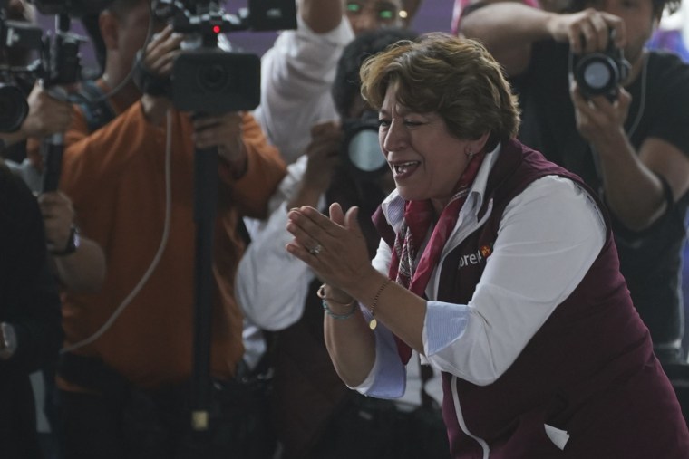 Delfina Gómez, candidata estatal de MORENA, saluda a sus seguidores en un acto de campaña en Valle de Chalco, México, el domingo 28 de mayo de 2023. 