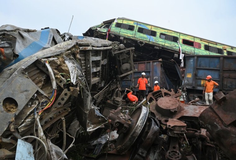 Estado en que quedaron los vagones de pasajeros tras el accidente de trenes del pasado viernes en India.