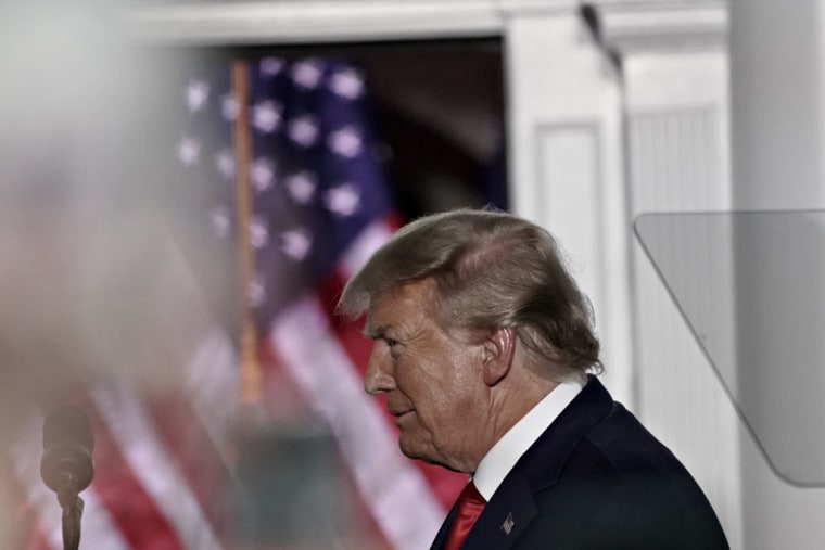 El expresidente Donald Trump llega para hablar en el Trump National Golf Club durante un evento en Bedminster, Nueva Jersey, el martes 13 de junio de 2023.