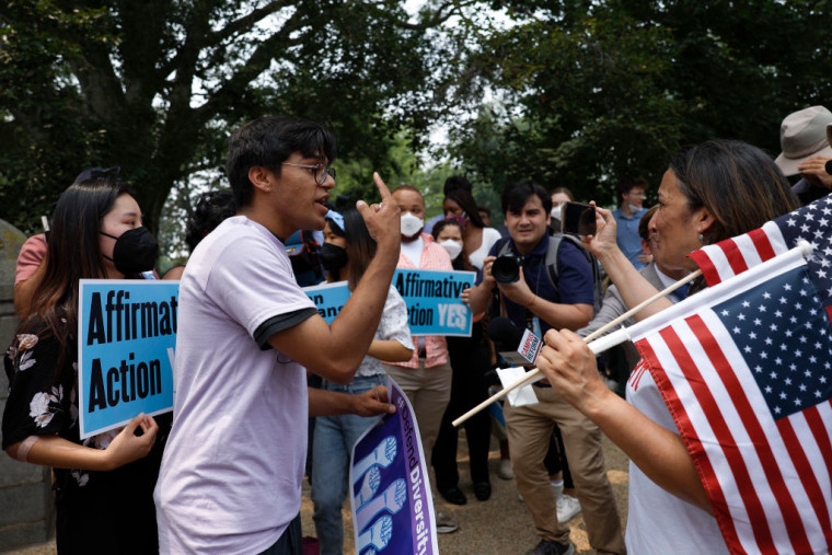 Manifestantes a favor y en conta de la acción afirmativa se pronuncian ante el Capitolio, en Washington, DC, el jueves 29 de junio de 2023.
