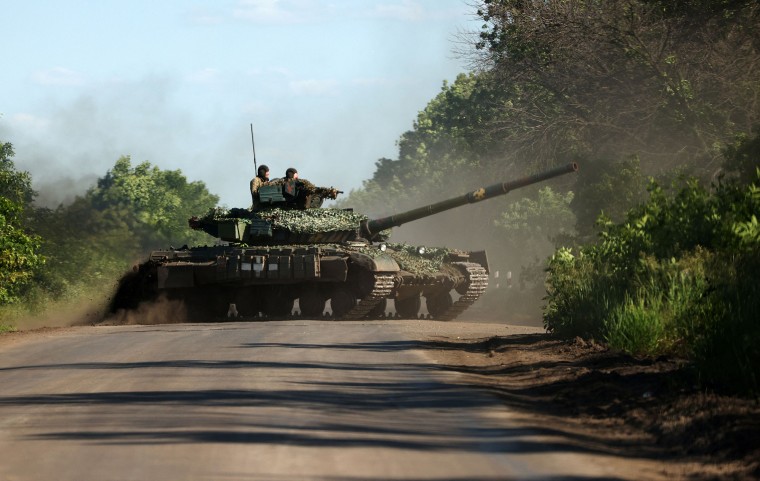 Militares ucranianos conducen un tanque en una carretera cerca de la línea del frente en la región de Donetsk el 5 de junio de 2023, en medio de la invasión rusa de Ucrania.