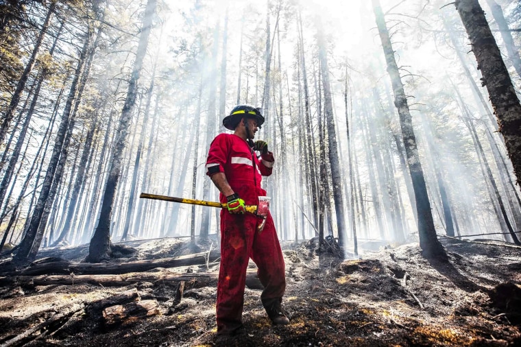 Un bombero trabaja para apagar un incendio en Nueva Escocia, Canadá.