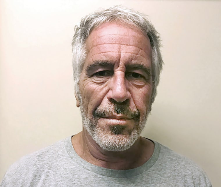 En esta imagen del 28 de marzo de 2017, difundida por el Registro de Agresores Sexuales del Estado de Nueva York, se ve a Jeffrey Epstein. 