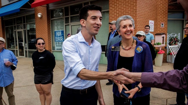 Joe Vogel, uruguayo estadounidense que fue electo delegado estatal por Maryland en noviembre de 2022, saluda a personas afuera de una librería en Gaithesburg, Maryland, mientras hace campaña en abril de 2022