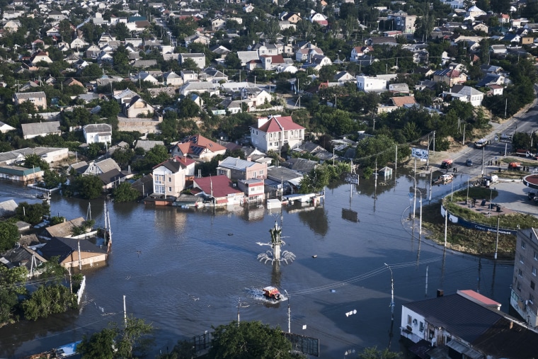 Calles inundadas en Kherson, Ucrania, el miércoles 7 de junio de 2023 tras la voladura de la presa de Kakhovka.