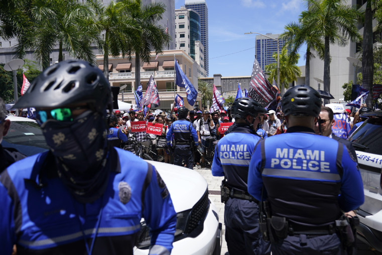 Inicialmente se esperaba que unas 5,000 a 50,000 personas asistieran a la audiencia del expresidente. La ciudad de Miami desplegó un largo operativo policial preparándose para cualquier escenario, finalmente hubo menos simpatizantes de los calculados por las autoridades. 