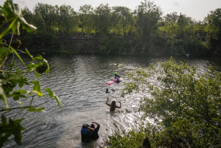 Migrantes cruzan el río Bravo el 10 de mayo de 2023 en dirección a Estados Unidos, desde Matamoros, México.